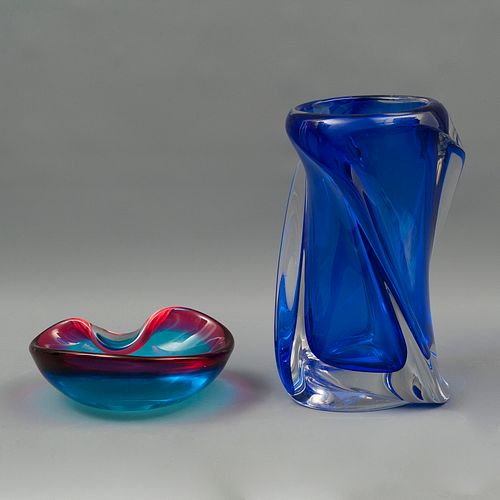 FLORERO Y CENICERO ITALIA SIGLO XX Elaborados en cristal de Murano Diseños orgánicos En tonos azul y rojo 25 cm altura<...