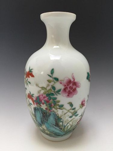 A BEAUTIFUL CHINESE ANTIQUE FAMILL ROSE PORCELAIN VASE SEAL MARK OF QIANLONG,19C.