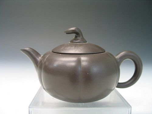 Chinese Yixing Teapot. Tan Biyun Mark.