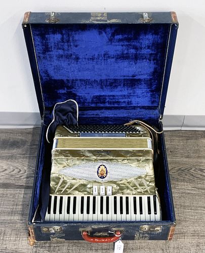 BARRIE ACCORDION IN CASE & MUSIC STAND