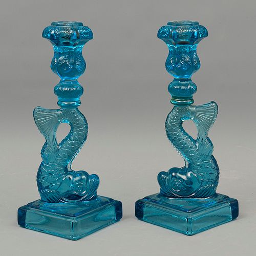 PAR DE CANDELEROS SIGLO XX Elaborados en vidrio color azul Diseño a manera de peces 28 cm altura Detalles de conservación<...