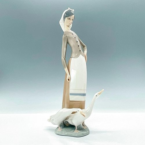 Girl With Geese 1001035 - Lladro Porcelain Figurine
