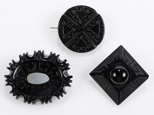VICTORIAN ANTIQUE CARVED WHITBY JET MOURNING / FASHION BROOCHES, LOT OF THREE 