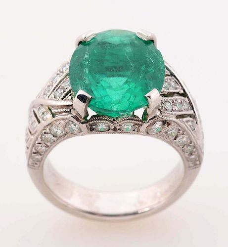 18K White Gold Diamond & Emerald Ring.