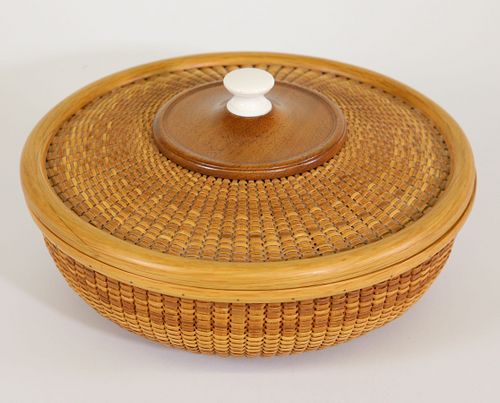 Nap Plank Round Nantucket Basket and Cover with Knop Finial, circa 1998