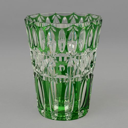 FLORERO CHECOSLOVAQUIA SIGLO XX Elaborado en cristal de Bohemia en color verde  Decoración facetada 22 x 17 cm Detalles...