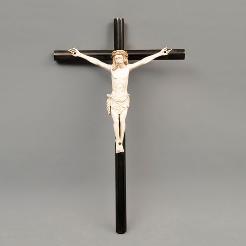 CRISTO CRUCIFICADO. CA. 1900. Talla en marfil, inspirado en un modelo del siglo XVIII; cruz de madera ebonizada. Cristo: 26.5x27.5 cm.