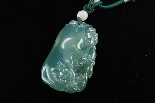 Natural jadeite luffa gourd pendant with report