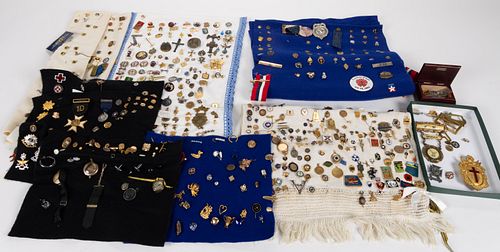 LARGE COLLECTION OF LAPEL PINS AND RELATED ARTICLES, UNCOUNTED LOT