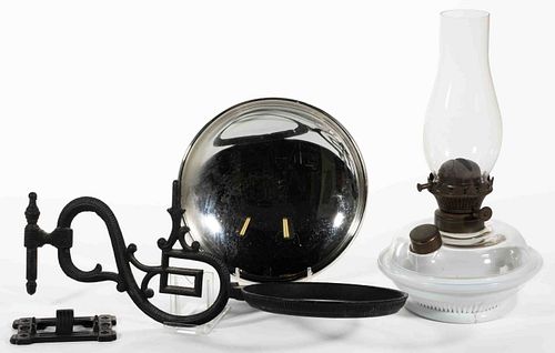 CAST-IRON BRADLEY & HUBBARD KEROSENE BRACKET LAMP