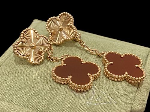 Van Cleef & Arpels Magic Alhambra earrings 2 Motifs. 18k rose gold, Carnelian.