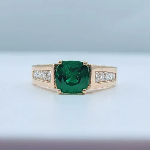 Breathtaking Emerald & Diamond 18kt Ring