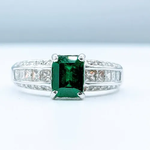 Exquisite Diamond & Emerald Ring