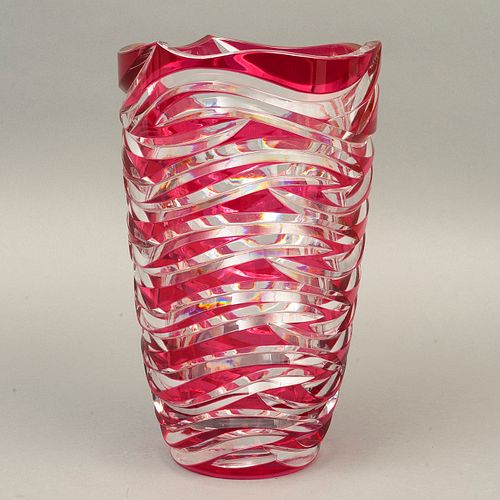 FLORERO CHECOSLOVAQUIA SIGLO XX Elaborado en cristal de Bohemia color rojo Decoración lineal y  diseño orgánico 30 cm altur...