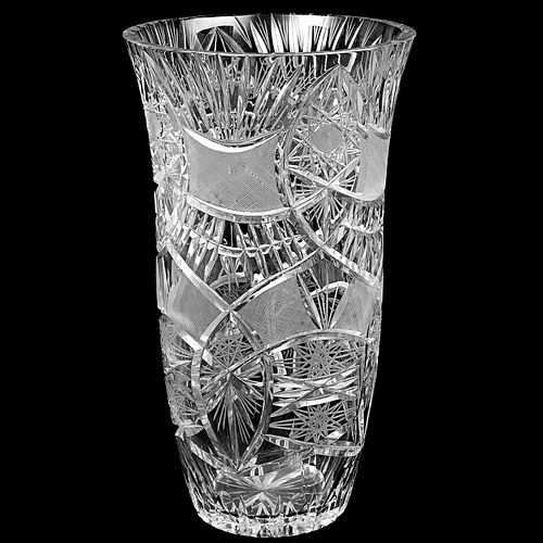 FLORERO CHECOSLOVAQUIA SIGLO XX Elaborado en cristal transparente De la marca Moser Decoración facetada.