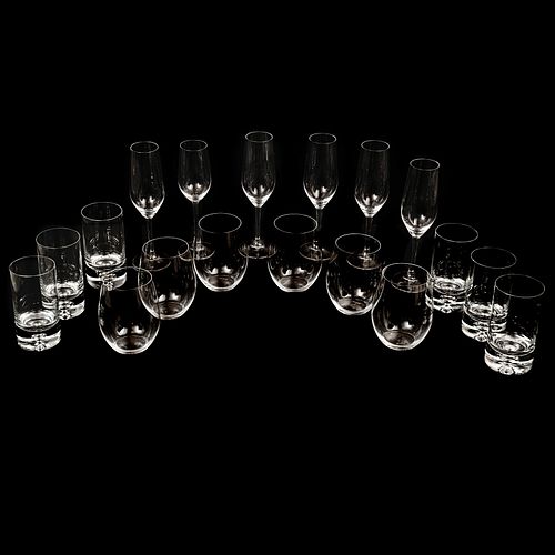 SERVICIO DE COPAS SIGLO XX Elaborados en cristal y vidrio transparente Diseños orgánicos Consta de 6 copas flauta, 6 vasos y...