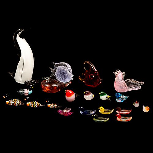 LOTE DE MINIATURAS ITALIA SIGLO XX Elaborados en cristal de Murano Diseños a manera de aves , peces y otros Diferentes col...