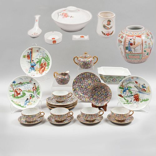 Lote mixto de 27 piezas decorativas. China, siglo XX. Elaborados en porcelana acabado brillante. Decorados con escenas orienta...