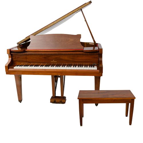 PIANO DE MEDIA COLA CON BANCO. ALEMANIA. S.XX, De la marca HOFFMAN. Elaborado en madera enchapada Con teclas de marfilina.