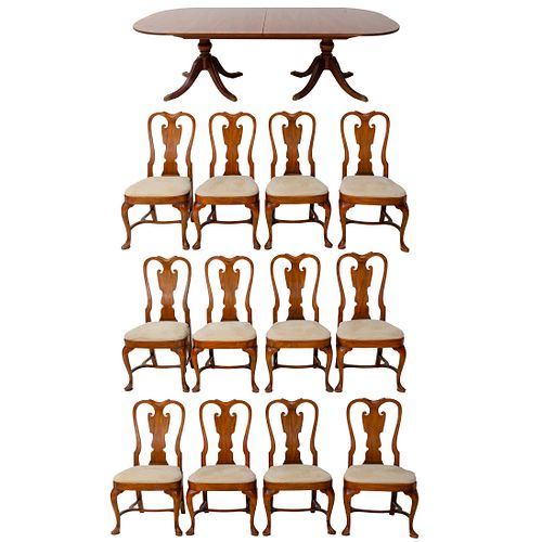 Comedor Alfonso Marina, mesa con extensión y 12 sillas, siglo Xx, en madera. Comedor. Siglo XX. Elaborado en madera tallada.