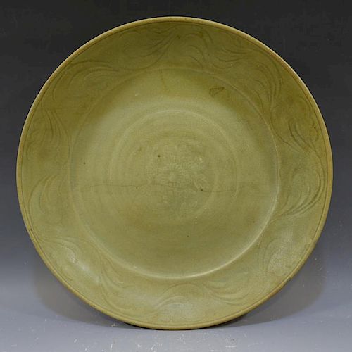 HUGE ANTIQUE CHINESE LONGQUAN CELADON PORCELAIN CHARGER - 14TH CENTURY