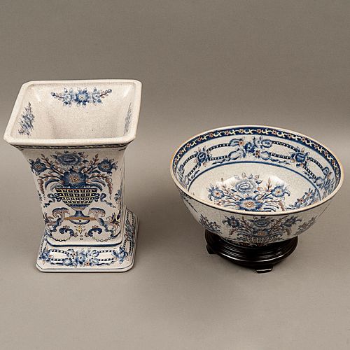 FLORERO Y CENTRO DE MESA CHINA SIGLO XX Elaborados en cerámica Acabado vidriado Decoración floral en color azul Uno con...