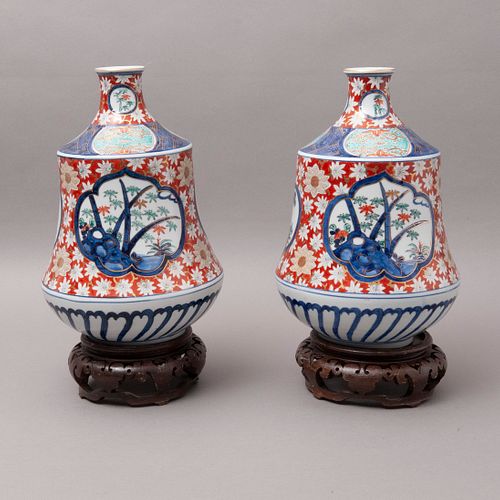 PAR DE FLOREROS CHINA SIGLO XX Elaborados en porcelana Sellado inferior con sinograma  Decoración floral en tonos rojos y...