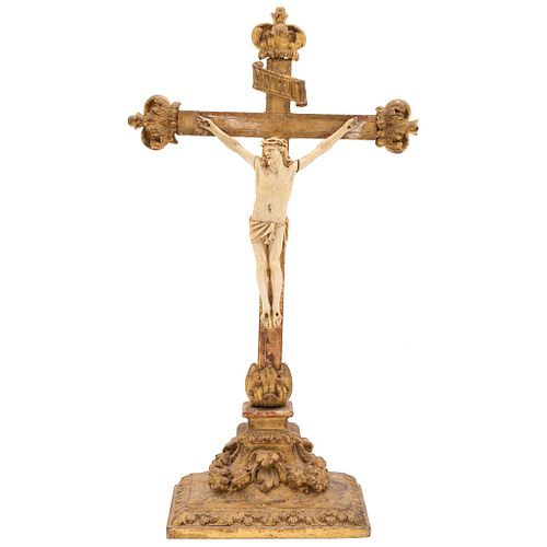 CRISTO CRUCIFICADO. SIGLO XX. Talla en marfil sobre cruz de madera dorada. Cristo: 26 x 19 cm; cruz: 61 x 35 cm