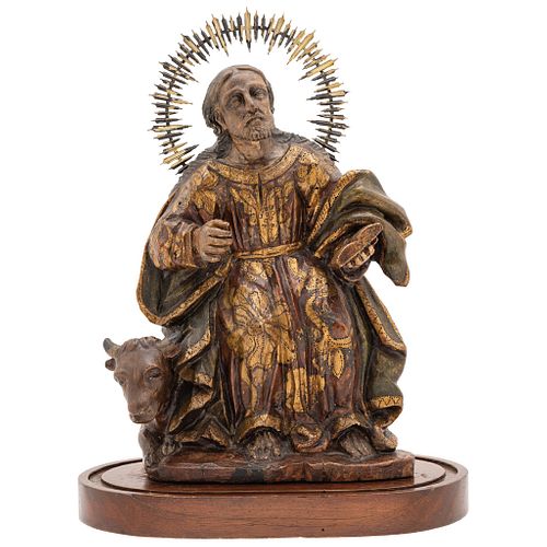 SAN LUCAS. MÉXICO, SIGLO XIX. Escultura para adosar elaborada en madera tallada, policromada y dorada, con halo en metal dorado.