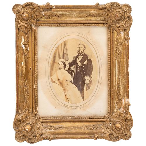 Fotografía de Maximiliano y Carlota. ca. 1864. Fotografía albúmina ovalada, 18 x 13 cm. Montada sobre cartón. Enmarcada.