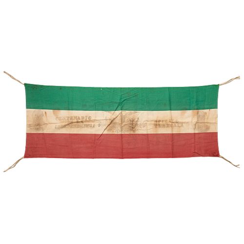 Bandera Mexicana del Centenario de la Independencia. México, 1910. En lino. Pendón horizontal. Al centro el Escudo Nacional.