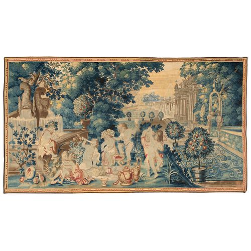 TAPIZ. INGLATERRA, CA. 1700. Elaborado a mano en fibras de lana y algodón. Representa a jóvenes báquicos en un paisaje de jardín.
