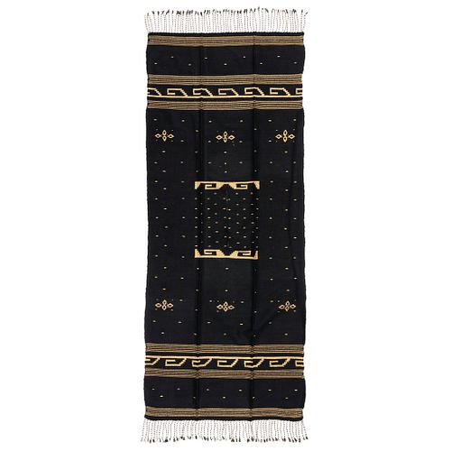 SARAPE CHARRO. SIGLO XX. Elaborado en textil entintado en color negro con bocamanga abierta, diseño de grecas en hilo de oro.