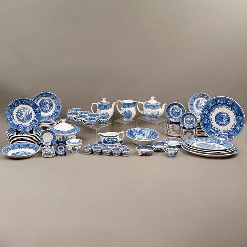 SERVICIO ABIERTO DE VAJILLA MÉXICO SIGLO XX Elaborado en porcelana Sellado Ánfora Decoración en color azul cobalto Cons...