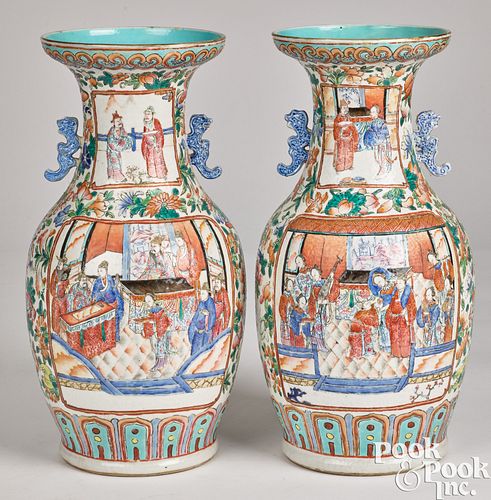 Pair of Chinese porcelain urns, 19th c.