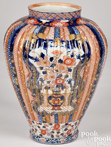 Large Chinese porcelain Imari palette urn
