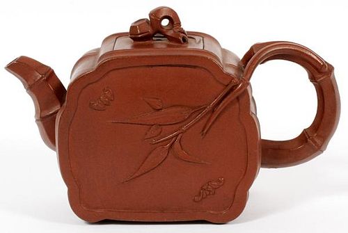 CHINESE RELIEF DESIGN POTTERY TEA POT