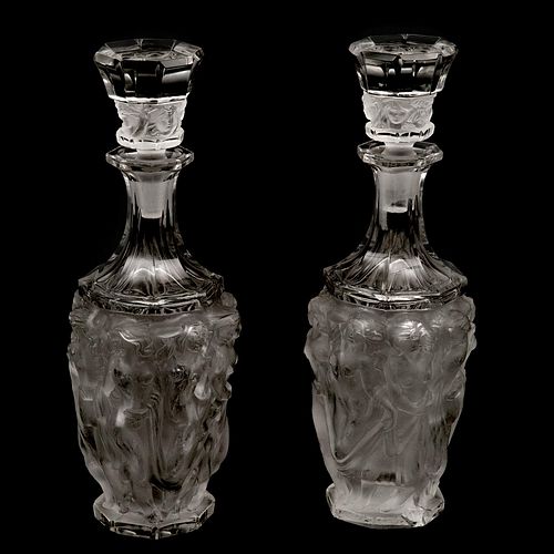 PAR DE LICORERAS SIGLO XX Elaboradas en cristal transparente tipo Lalique Decoradas con musas en acabado opaco 25 cm altura<...