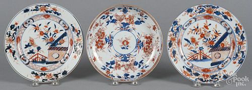 Three Chinese export Imari palette plates, late 18th c., 9'' dia.