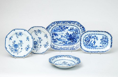 FIVE CHINESE EXPORT BLUE AND WHITE PORCELAIN ARTICLES