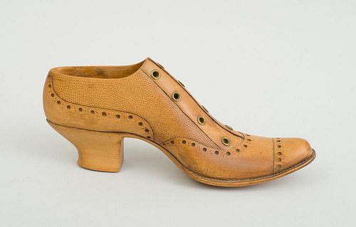 WOODEN MODEL OF A LACE-UP SHOE
