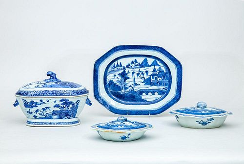 GROUP OF FOUR CANTON BLUE AND WHITE PORCELAIN TABLE ARTICLES, IN THE WILLOW PATTERN