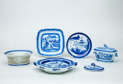 GROUP OF SIX CANTON BLUE AND WHITE TABLE ARTICLES, IN THE WILLOW PATTERN