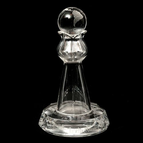 TROFEO MÉXICO SIGLO XX Elaborado en cristal transparente Stauben Glass Remate con globo terráqueo Con leyenda "1989 Nation...