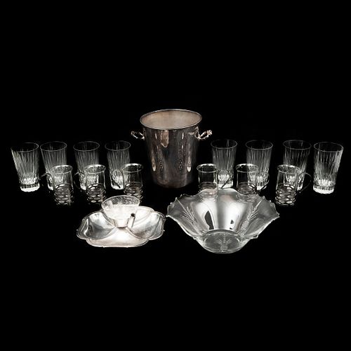 LOTE DE ARTÍCULOS DE MESA SIGLO XX Elaborados en cristal y metal plateado Diseños orgánicos Consta de 8 vasos, 6 tazas, cent...