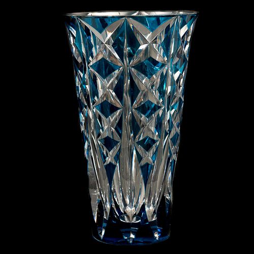 FLORERO CHECOSLOVAQUIA SIGLO XX Elaborado en cristal de Bohemia En color azul  Decoración facetada 40 x 24 cm diametro<R...