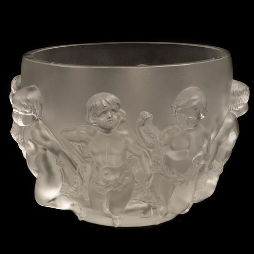 CENTRO DE MESA FRANCIA SIGLO XX Elaborado en cristal transparente Sellado Lalique Decorado con amorcillos en relieve en ac...