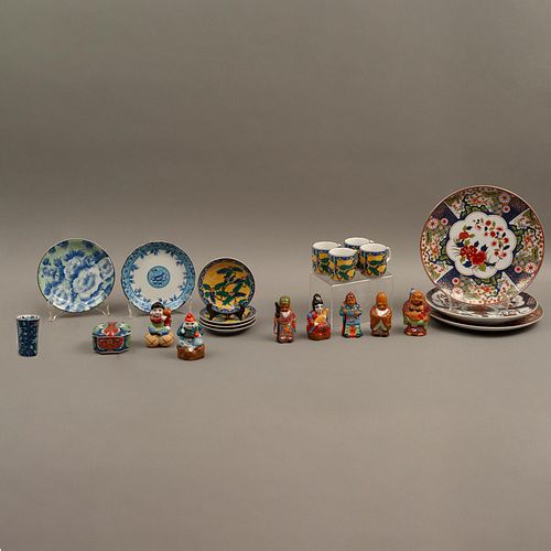 LOTE DE ARTÍCULOS DECORATIVOS ORIGEN ORIENTAL SIGLO XX Elaborados en porcelana y cerámica policromada Diferentes decoracione...