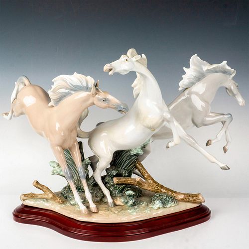 Born Free 1001420 - Lladro Porcelain Figurine