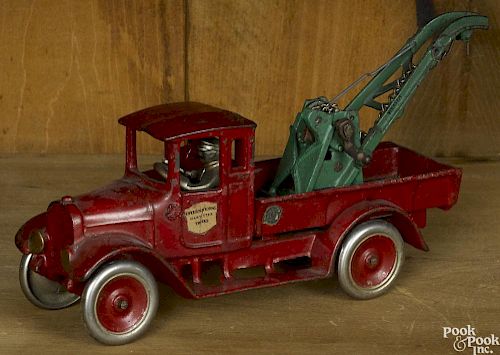 Arcade cast iron International Harvester wrecker truck with a Weaver tow rig, 10'' l.